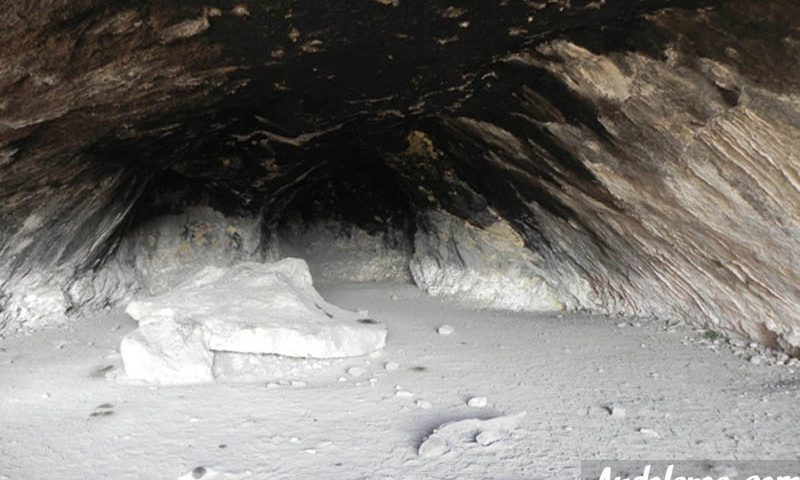 Interior de la Cueva del Lagrimal