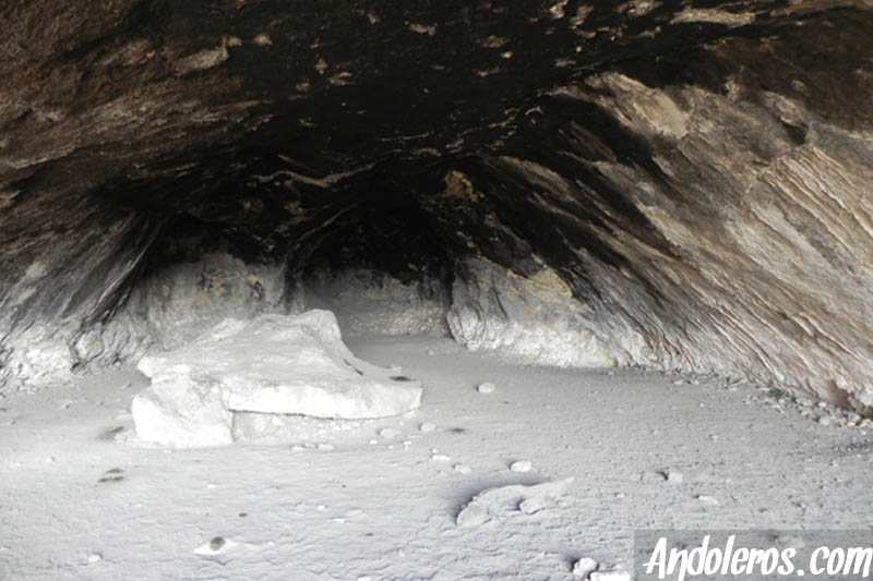 Interior de la Cueva del Lagrimal