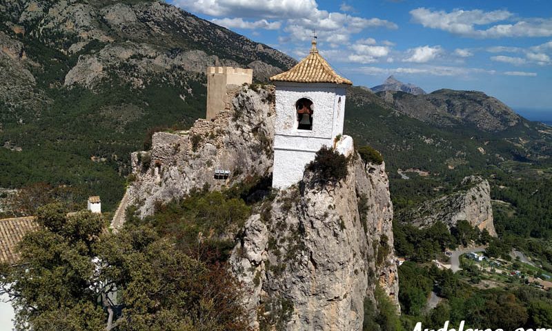 El campanario de Guadalest, visto desde el castillo