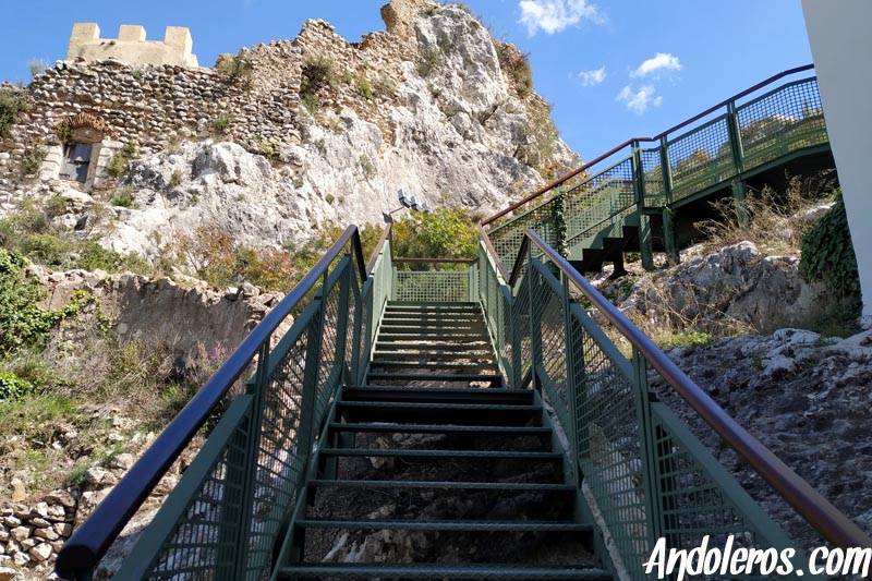 Escaleras de subida al castillo